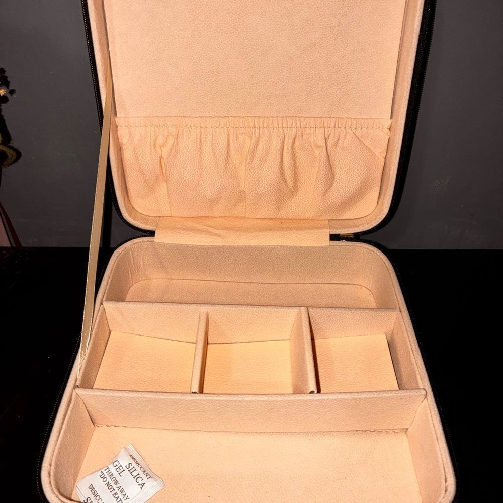 Elegant Cream Jewelry Organizer